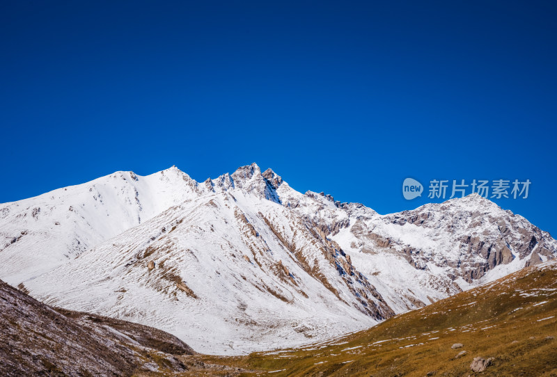 新疆天山山脉雪山山峰山脉