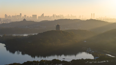 中国杭州西湖雷峰塔 城隍阁 杭州之门同框