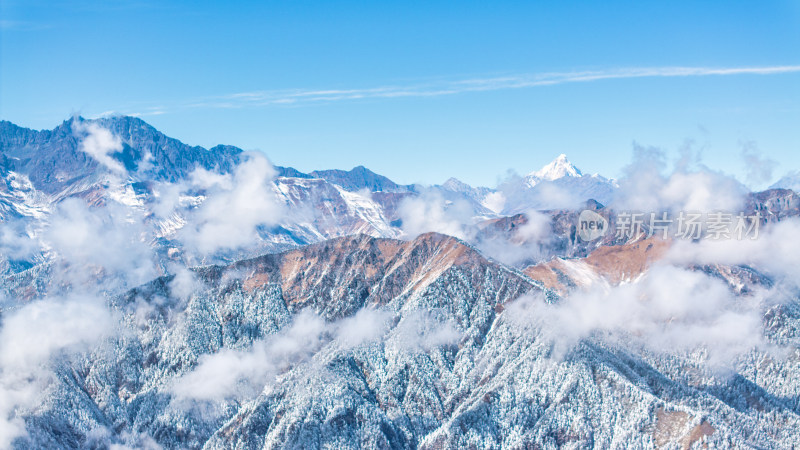 冬季从成都西岭雪山远望四姑娘山航拍