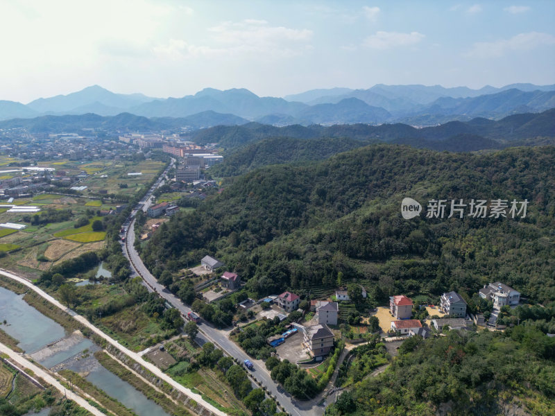 航拍蓝天白云下的青山河流村庄风光