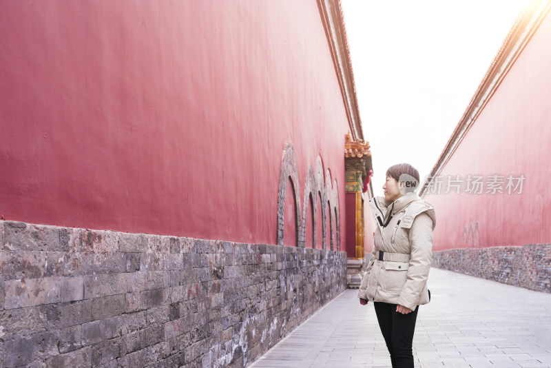 初冬游览北京故宫博物院的亚裔女性