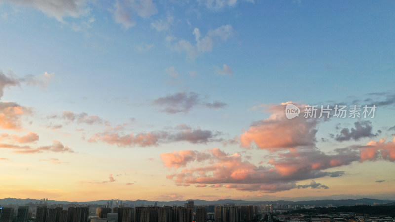 城市天际线下的夕阳余晖