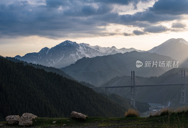 黄昏时刻雪山草原中的新疆伊犁果子沟大桥