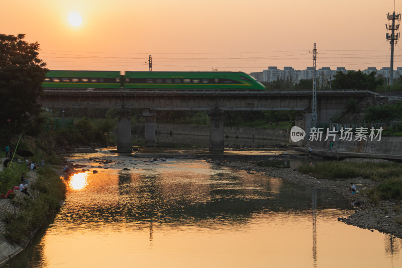 夕阳下行驶的动车