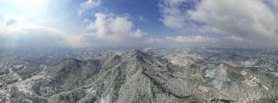 山川丘陵冬天蓝天白云雪景航拍全景图