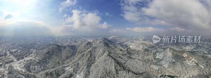 山川丘陵冬天蓝天白云雪景航拍全景图