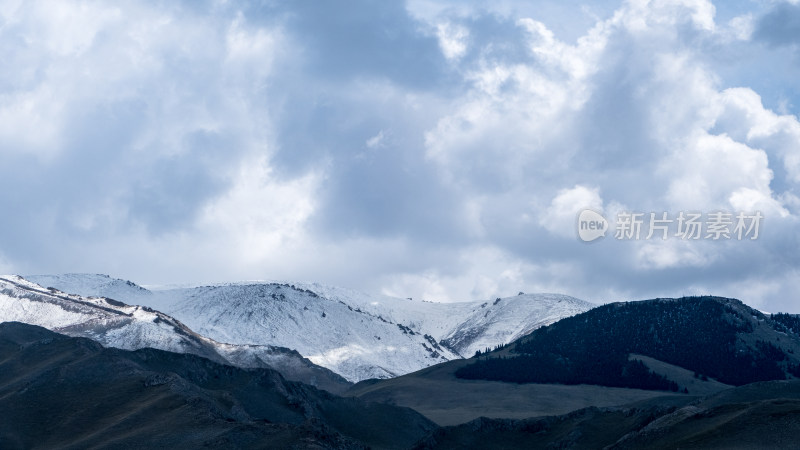 新疆天山蓝天白云雪山风光