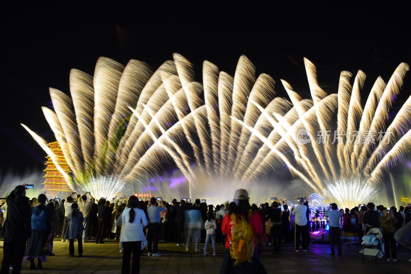 长沙铜官窑人群观赏烟花与塔楼夜景