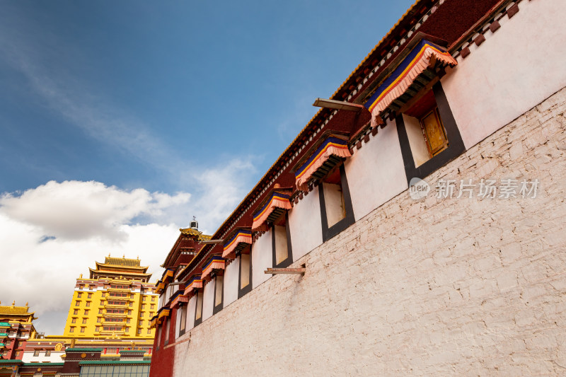 蓝天白云下的阿坝各莫寺寺院建筑