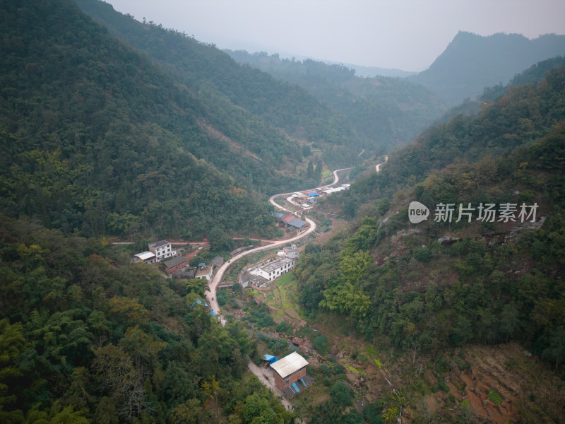 高山沟壑中的小山村