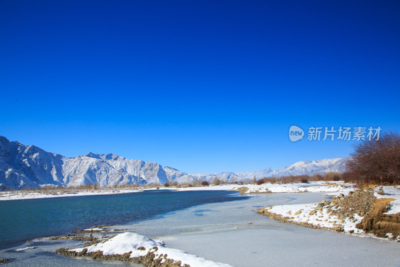 中国西藏冬季拉萨河雪景