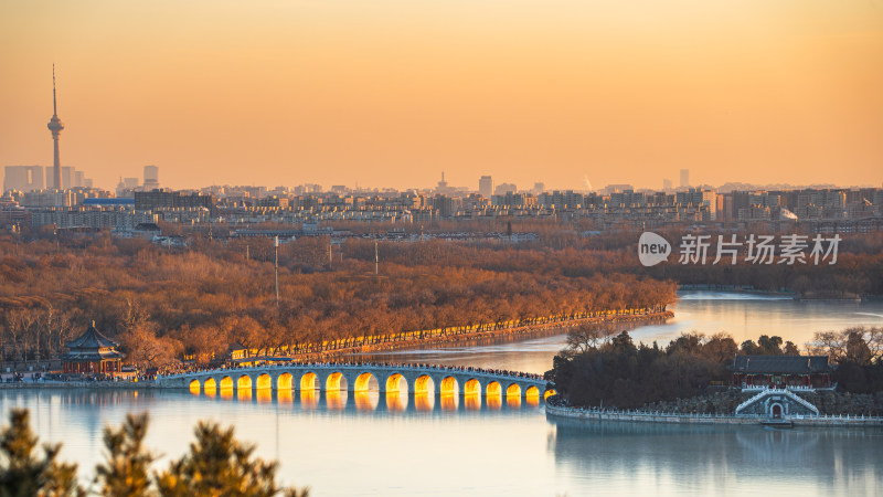 夕阳下的北京颐和园十七孔桥全景