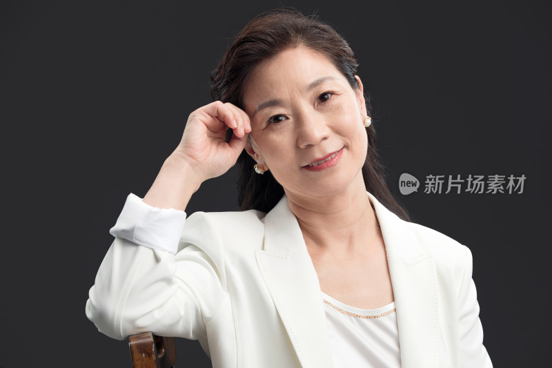 坐在椅子上的成熟商务女士