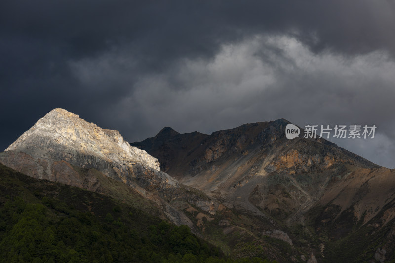 大山的光影