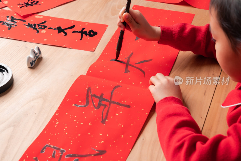 临摹书写毛笔字的中国女孩特写