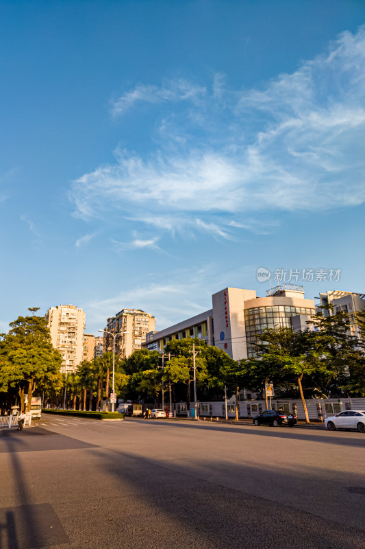 城市街道建筑与蓝天景观