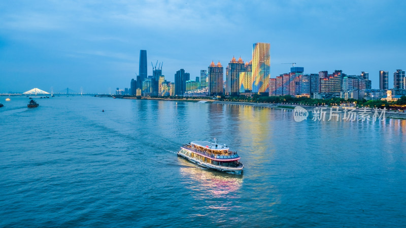 湖北武汉旅游游船在长江里航行