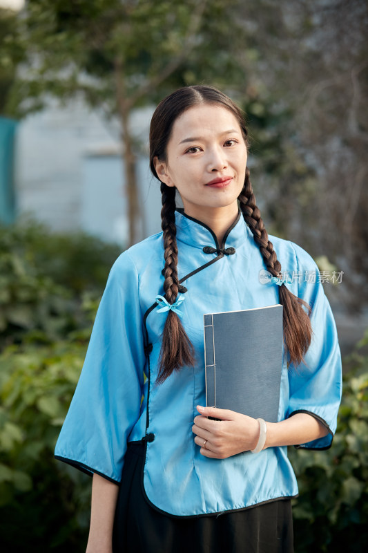 在古城身穿民国学生服饰的女大学生