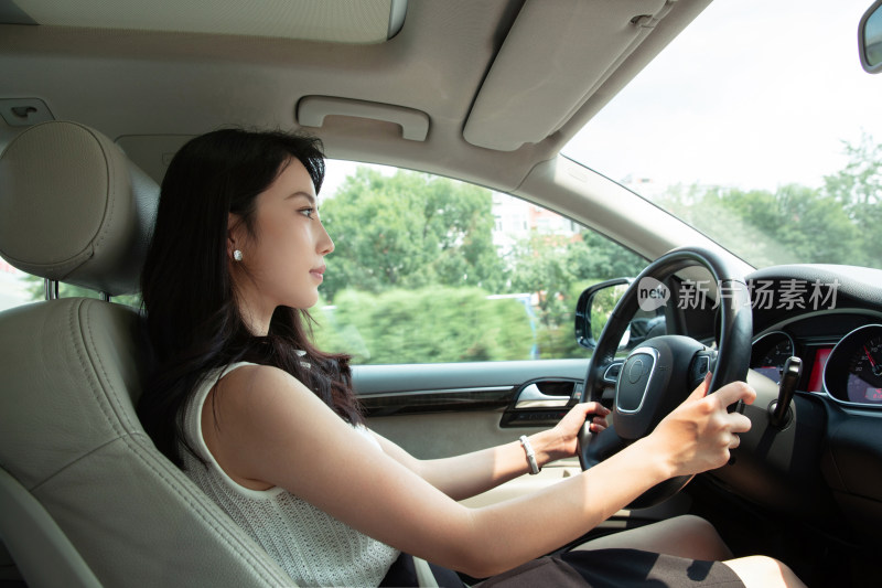 漂亮的青年女人驾车