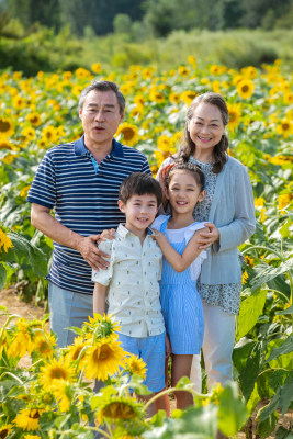 幸福家庭站在花海里