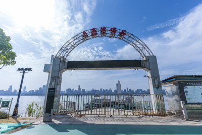 武汉武昌江滩公园月亮湾轮渡码头