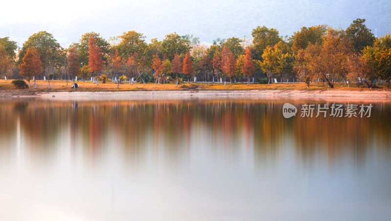 秋季公园湖面风光