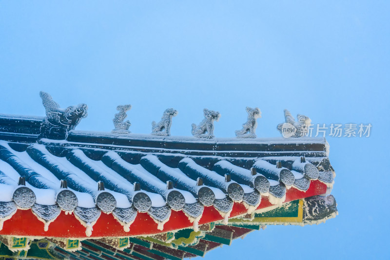 河南老君山景区冬季大雪古建筑房檐夜景