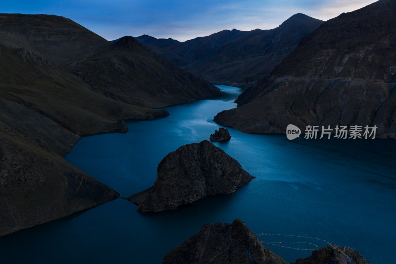 傍晚西藏日喀则幽静的满拉水库