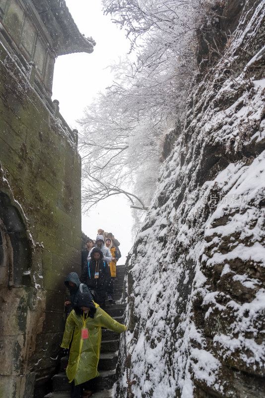 湖北武当山景区冬天大雪雾凇古建筑旅游