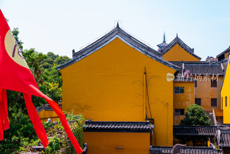 江苏扬州市观音禅寺黄墙建筑风景