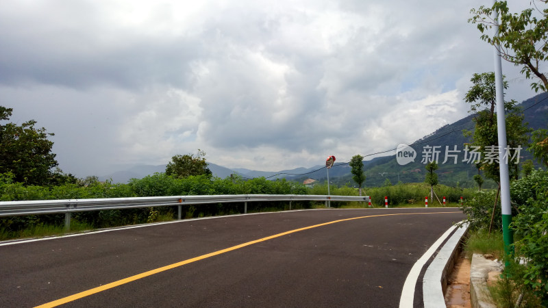 山间公路与自然风景