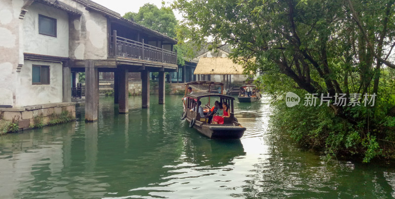 水乡河道乘船游览景象