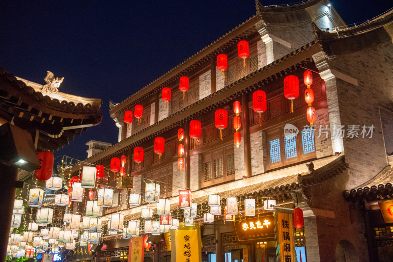 日照莒国古城夜景中式古建筑灯笼装饰