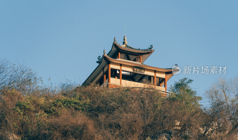 柳州驾鹤山-蓝天下山顶的中式凉亭