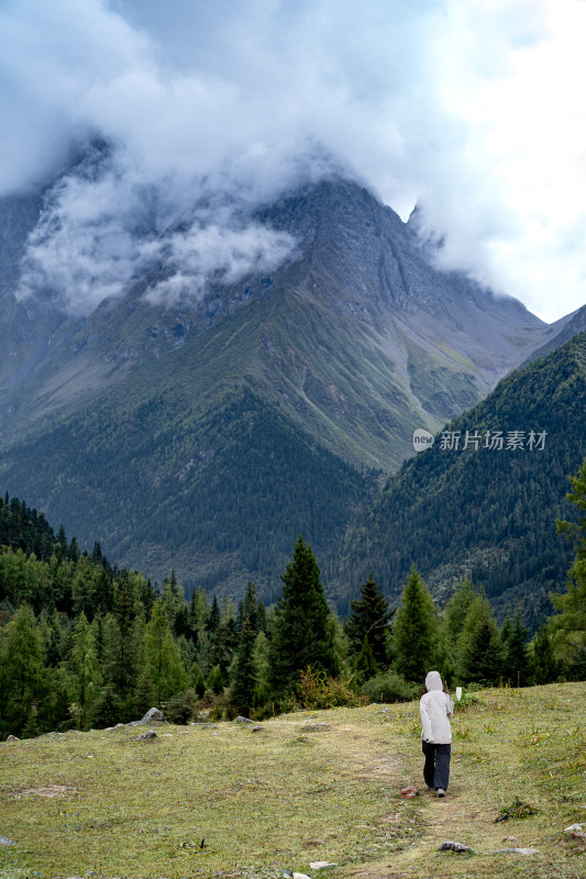 四姑娘雪山旅游的人