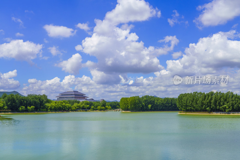 公园湖景碧水蓝天