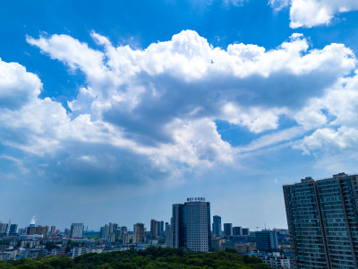 九江城市建设蓝天白云航拍图