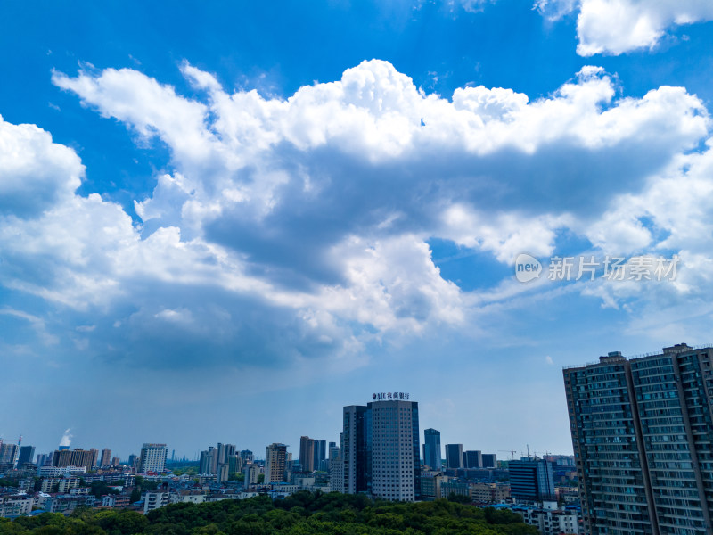 九江城市建设蓝天白云航拍图