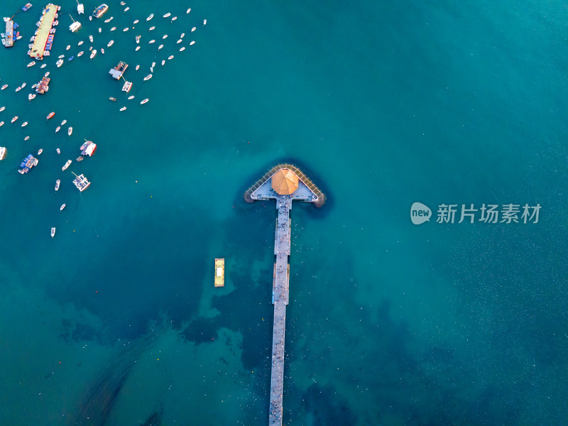 海上三角观景台及周边船只的航拍全景