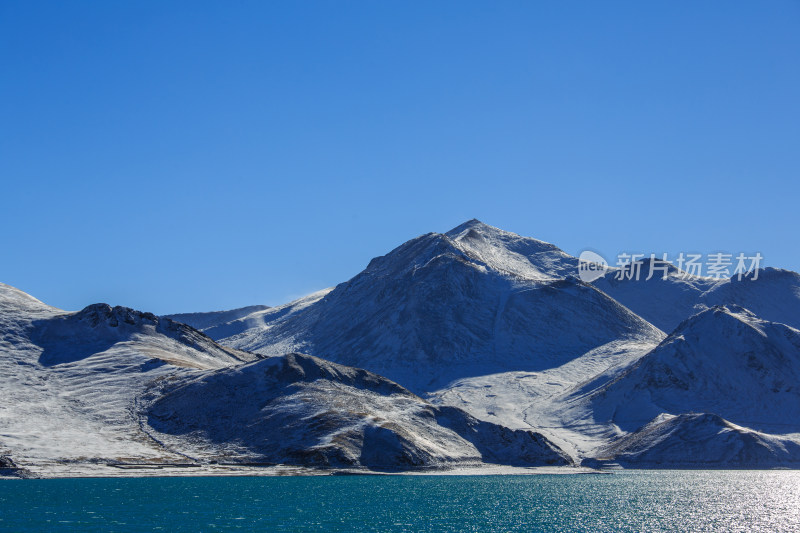 中国西藏羊卓雍措湖羊湖冬季雪景