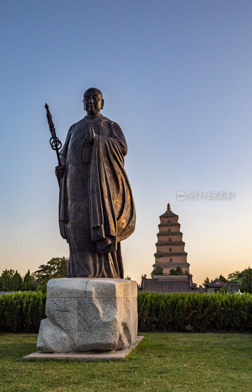 清晨的西安大雁塔大雁塔南广场玄奘雕塑景观