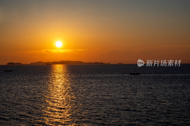 山东烟台东山栈桥海上日出海天相接一色景观