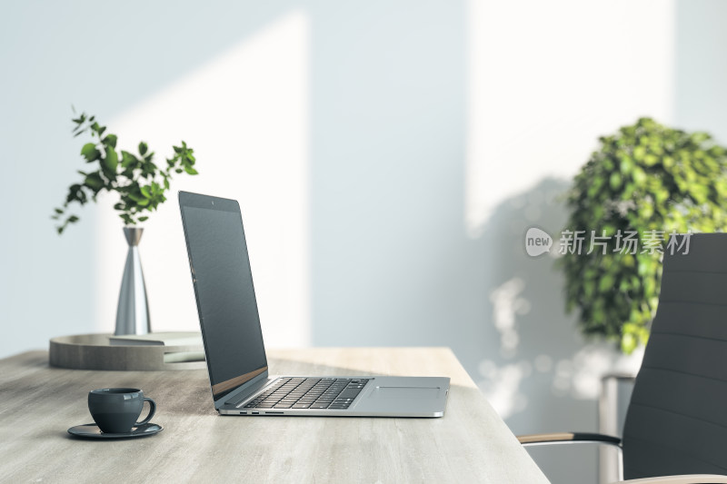 办公桌上的笔记本电脑与咖啡