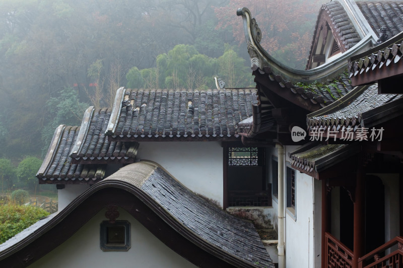 湖南雨雾中的岳麓书院