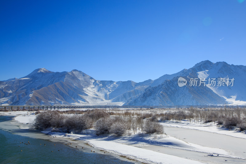 中国西藏冬季拉萨河雪景及拉萨河大桥