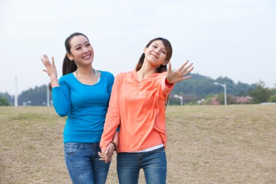 年轻女人在郊外