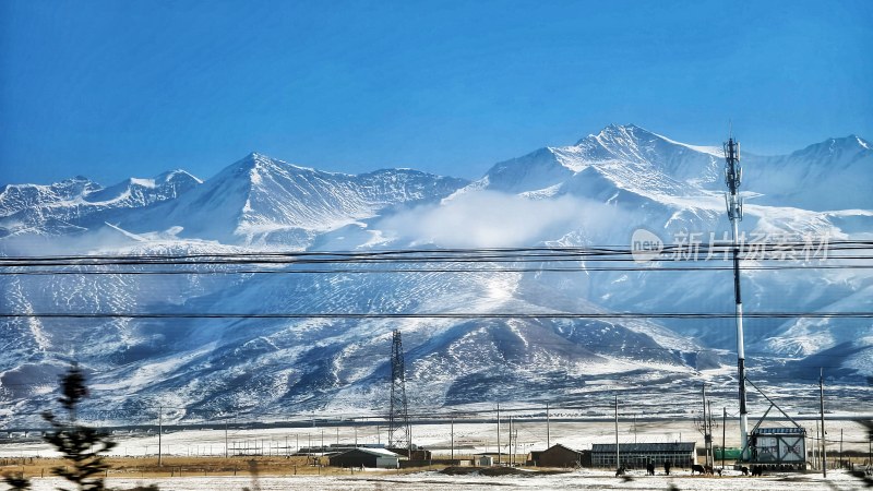 雪山下的基站与建筑远景图