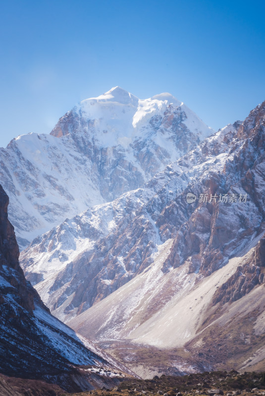 新疆天山山脉宏伟雪山风景