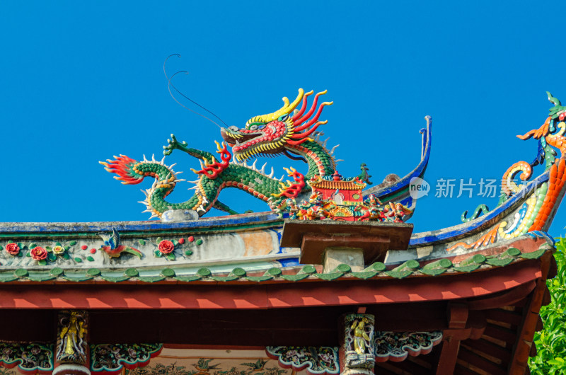 泉州开元寺宝殿的屋檐上的龙形剪瓷雕