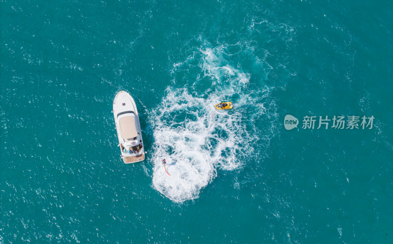 航拍海南三亚假期游艇万艇出海半山半岛